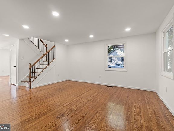 5th image of 8 Oakview Ave