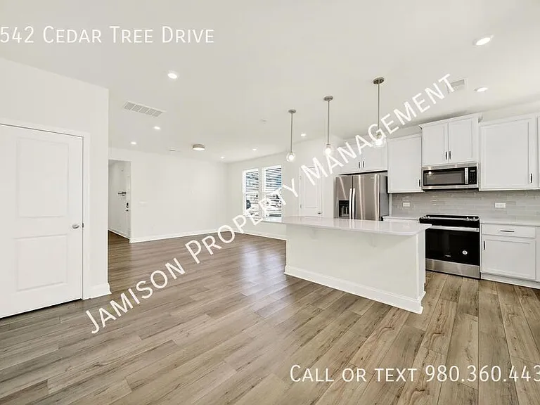1542 Cedar Tree Dr — Photo 2