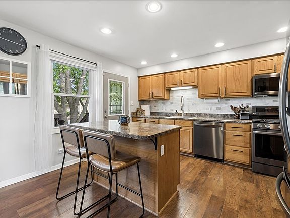 4th image of 15954 Ozark Ave