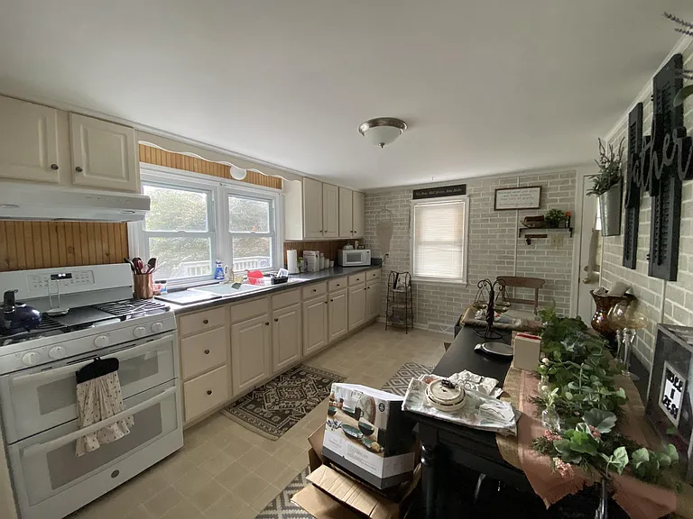 510 Burns St — Photo 3