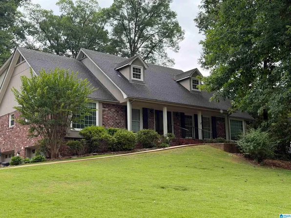 2667 Creekview Dr, Hoover, AL 35226