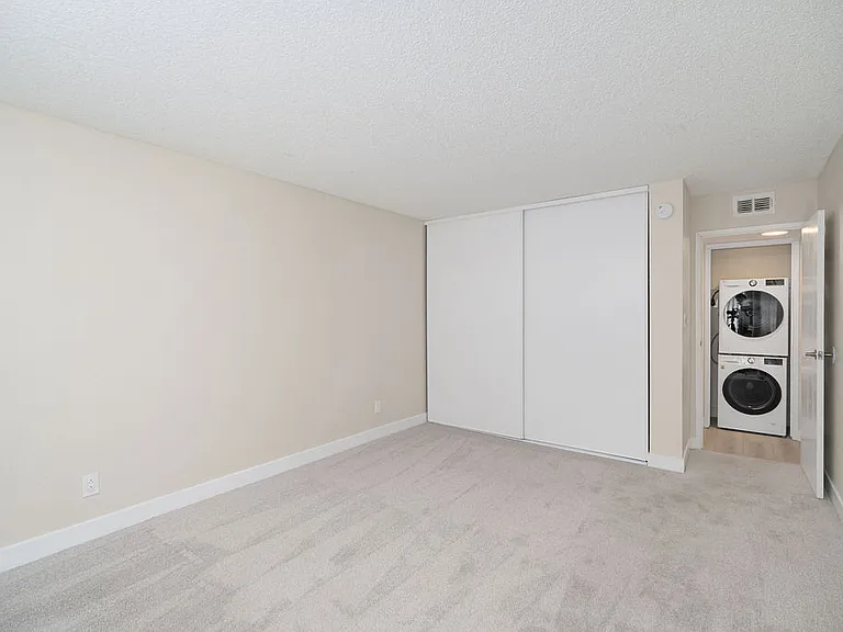 Lynwood Knolls — Photo 41