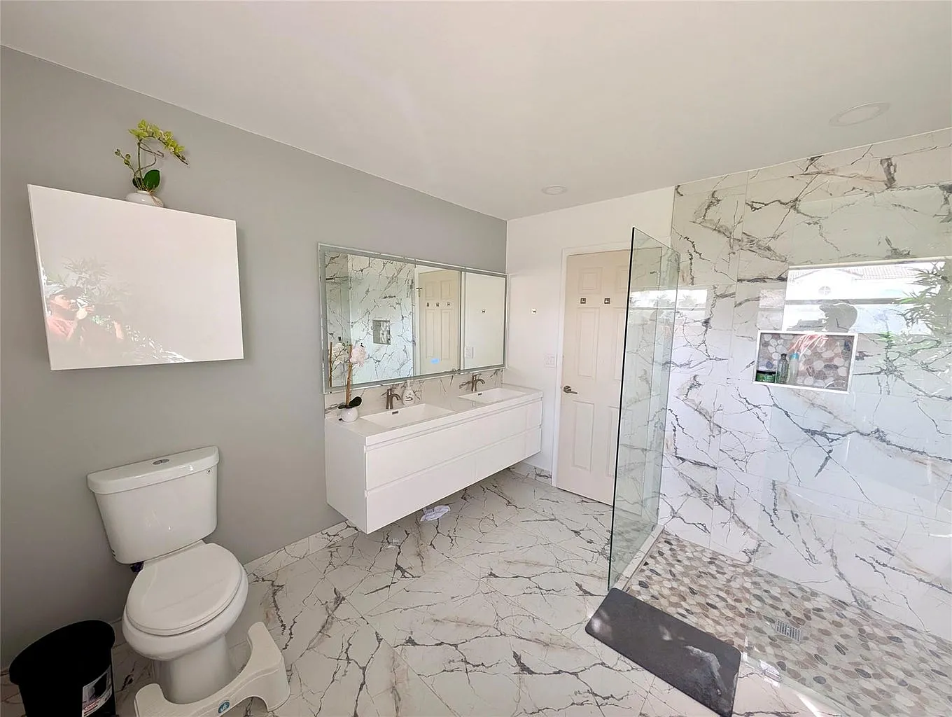 3 bed, 3.0 bath, 1731 sqft, $4,975 — Photo 2