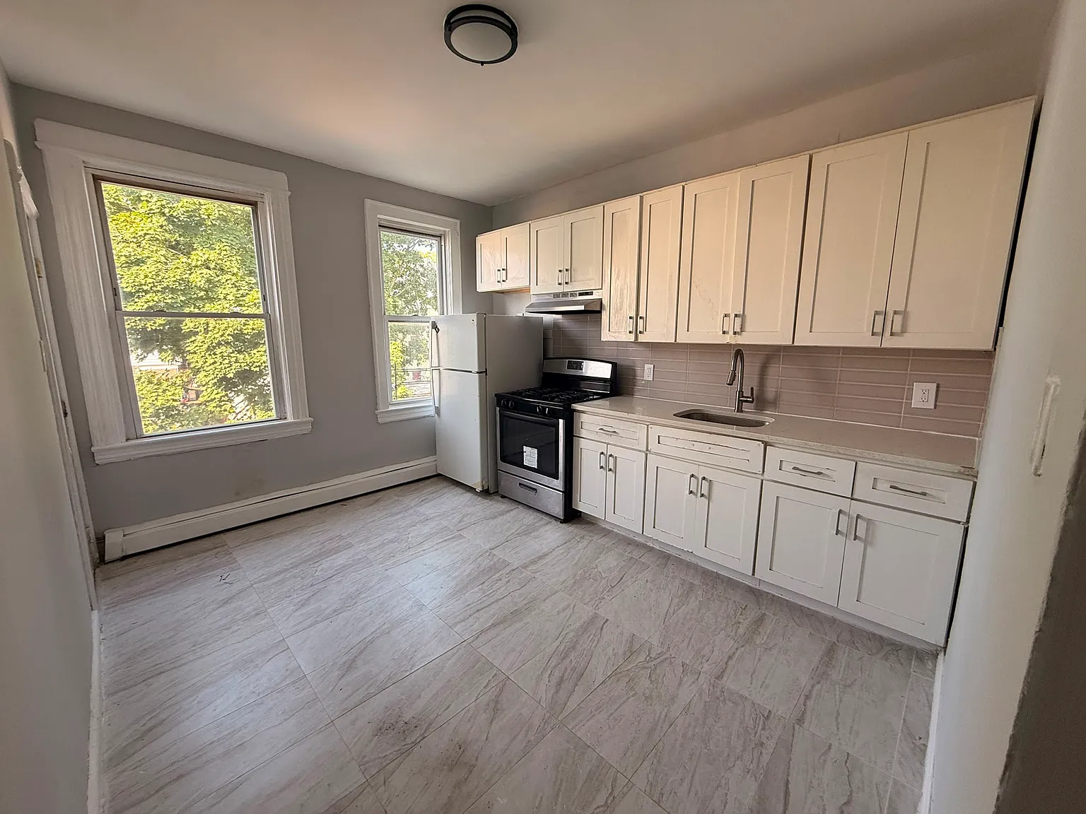 4 bed, $2,400 — Photo 4
