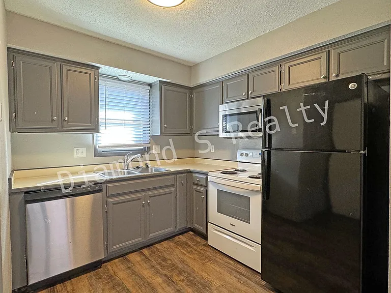 1503 W Rainey Duplex — Photo 7