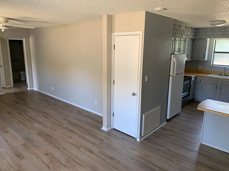 2122 W Austin Ave — Photo 5