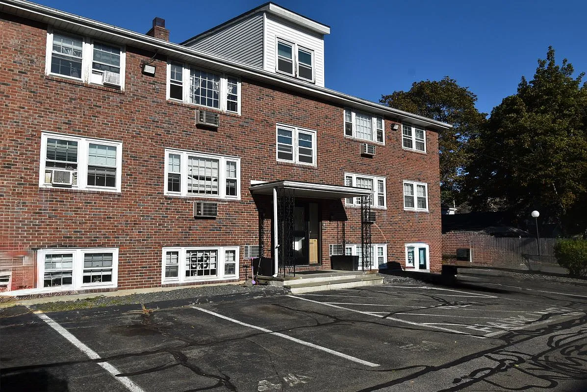 2 bed, 1.0 bath, 750 sqft, $2,500 — Photo 2