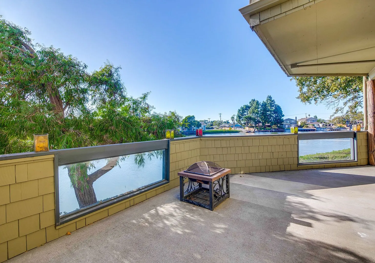 Beautiful Waterfront Condo 3 bedroom,2 bath $5800 — Photo 1