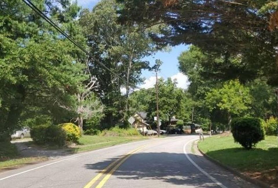 Exterior Neighborhood (street photo)