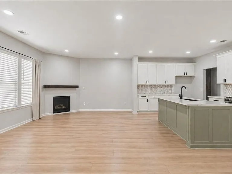 1339 Endicott Ct — Photo 8