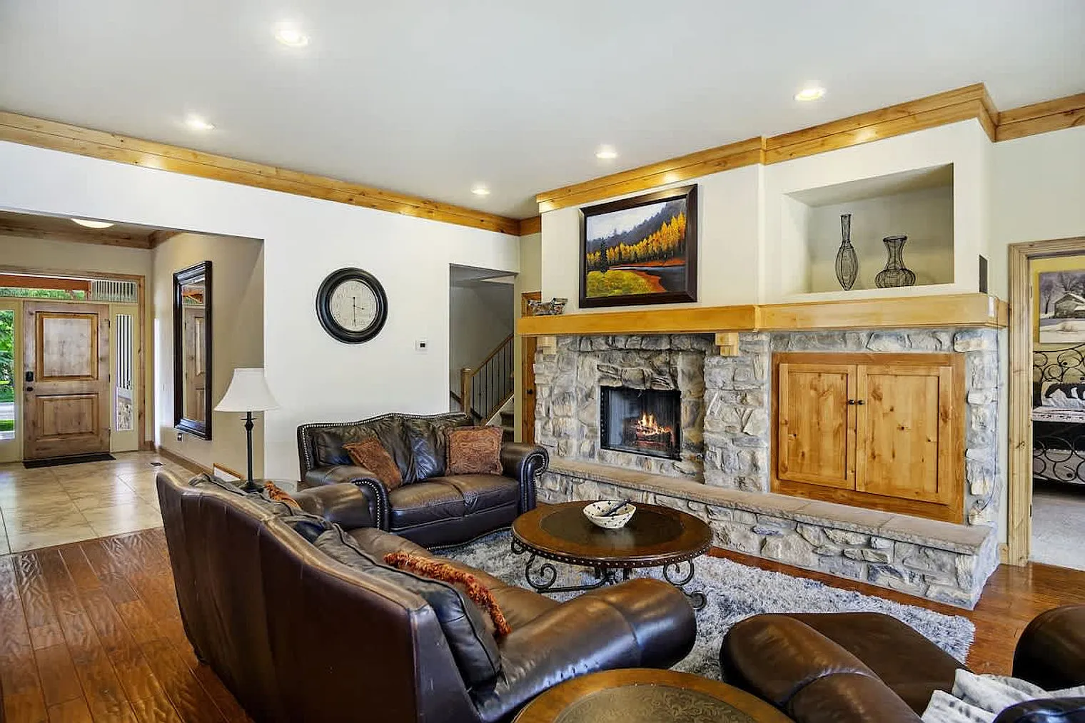8 bed, 4.0 bath, 4994 sqft, $10,504 — Photo 2