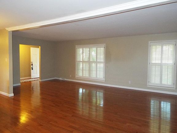 3rd image of 1201 S Dogwood Dr