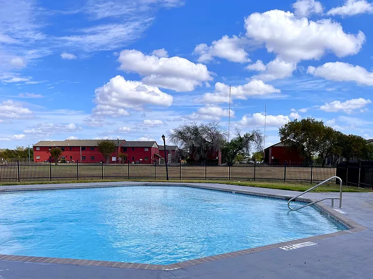 Modern Waco Living Zero Deposit Apartments Near Baylor, 1800 Waco — Photo 18