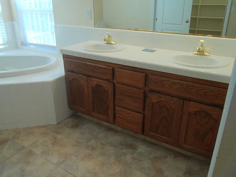 1502 Williamsburg Dr — Photo 8