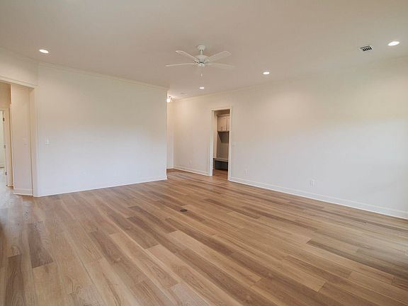 4th image of 1020 Ridgeview Cv