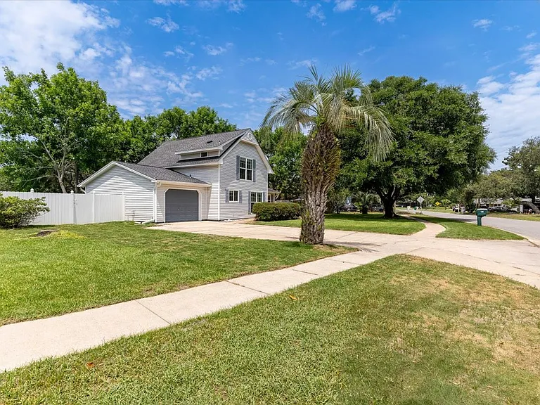 817 N Lakeside Dr — Photo 4