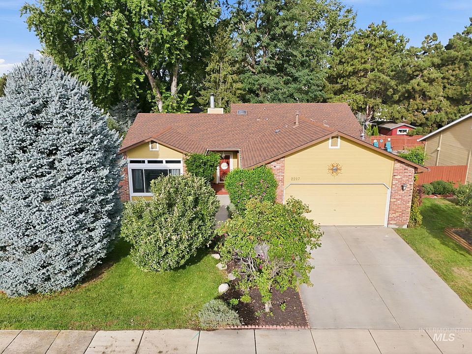 1st image of 2217 N Amethyst Ave
