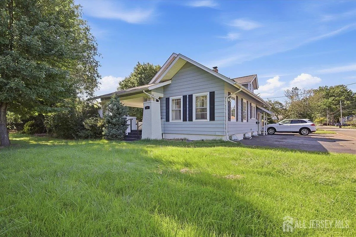 4 bed, 2.0 bath, $3,450 — Photo 2
