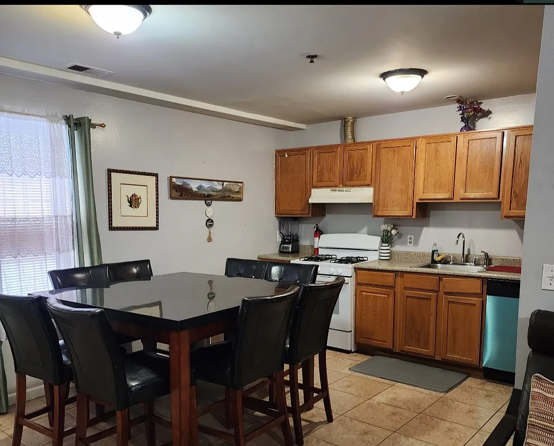 212 Astor St — Photo 4