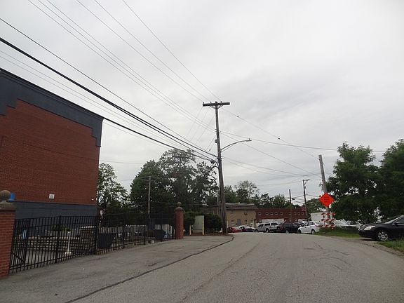 5th image of 121 Howard St