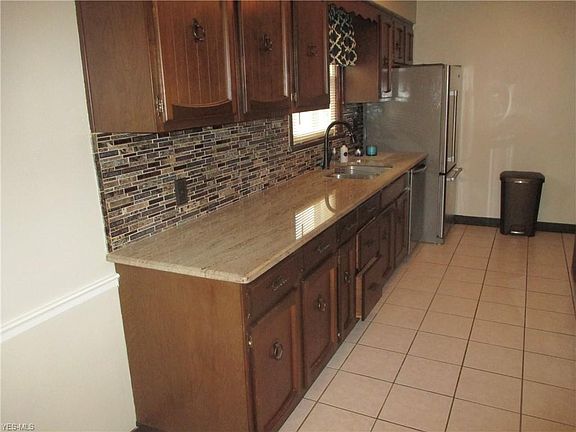 3rd image of 298 Sanderson Ave