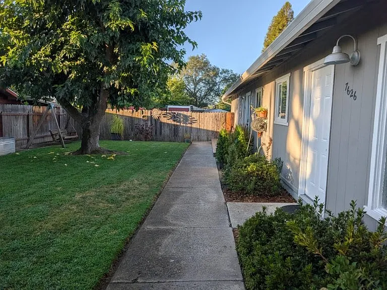 7626 Oak Grove Ave — Photo 2