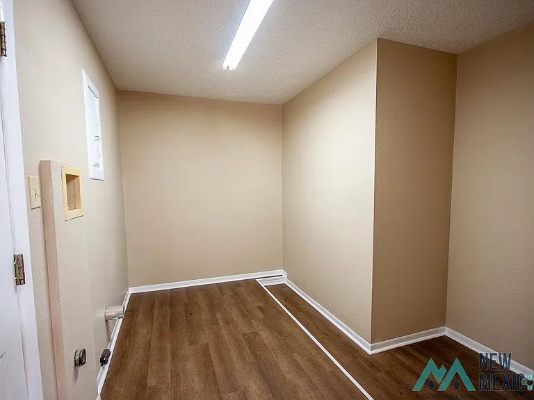 1704 Laura Ln — Photo 6
