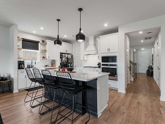 3rd image of 807 Cawthorn Ln