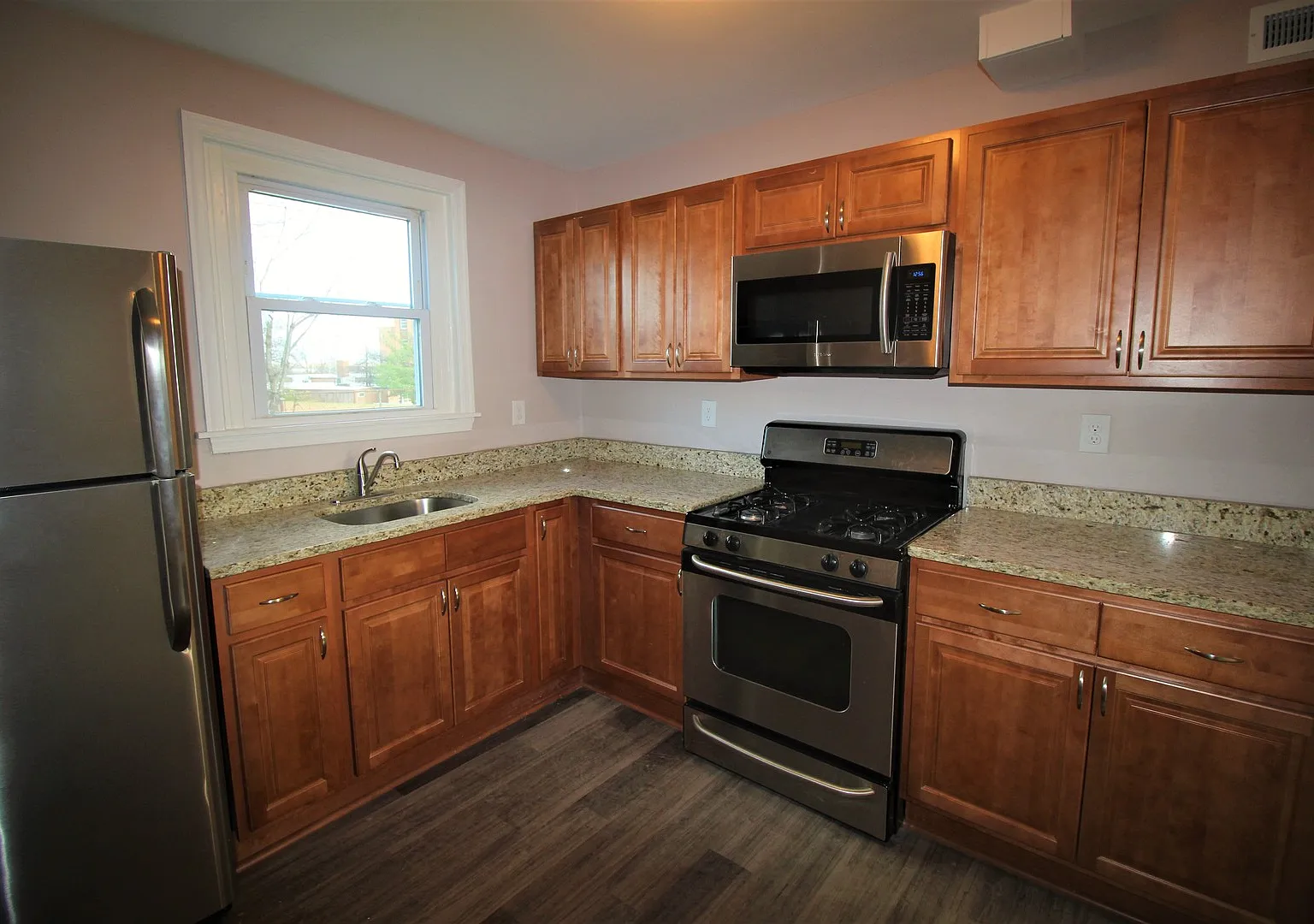 1019 Elton Ave — Photo 3