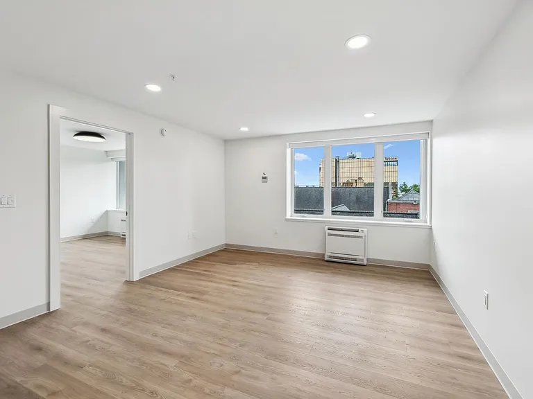 West 6th Apartments — Photo 45
