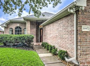 906 Peach Blossom Dr, Pearland, TX 77584