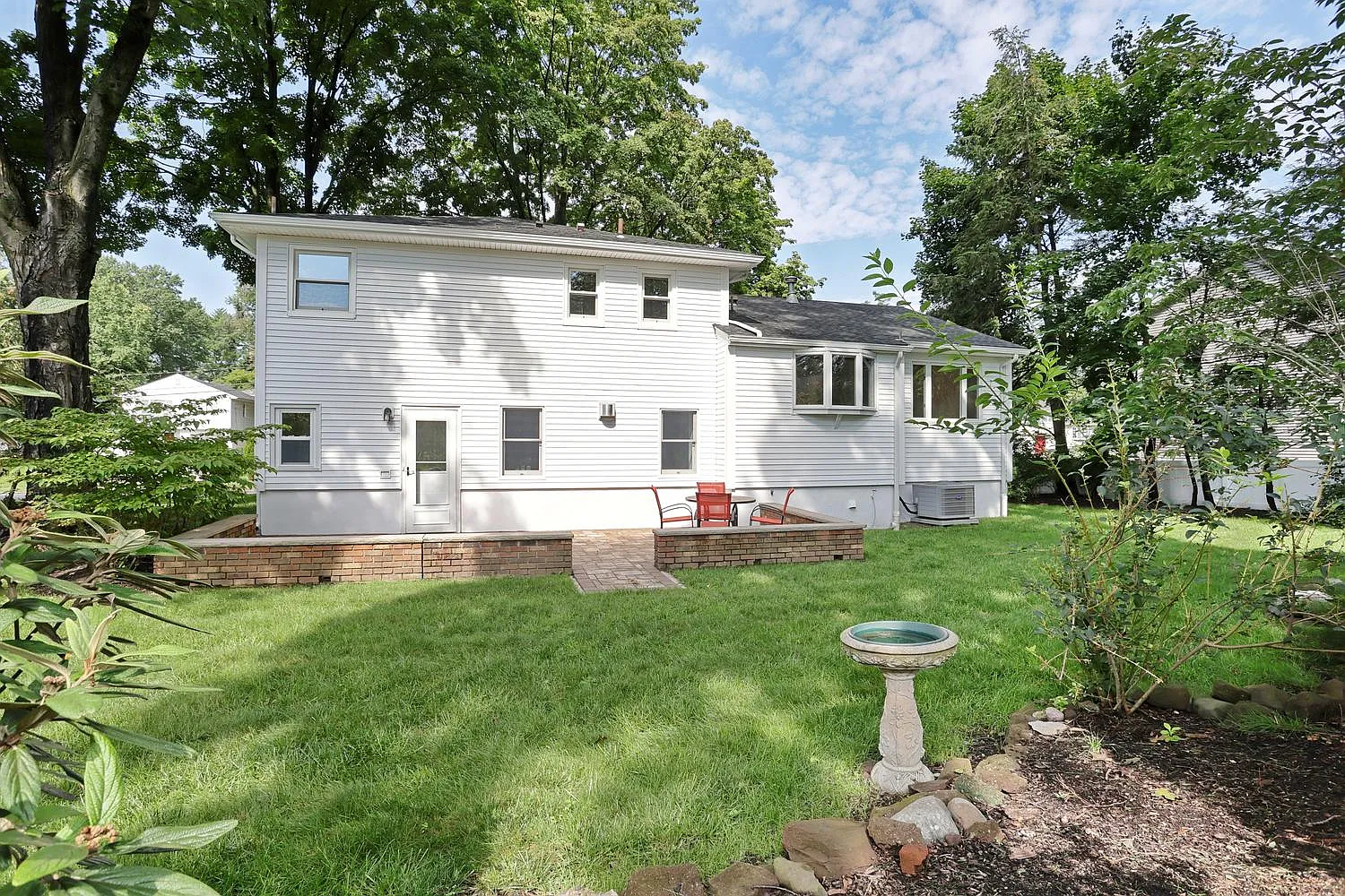 3 bed, 2.5 bath, 1714 sqft, $5,900 — Photo 3