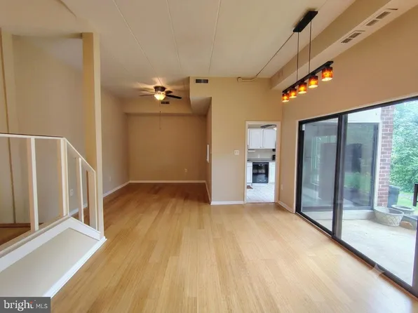 104 Roberts Ln APT 100, Alexandria, VA 22314