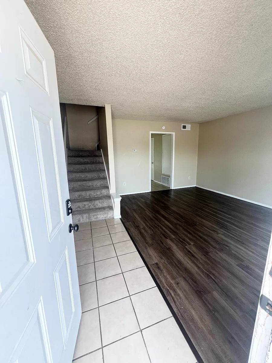 Building Photo - 150 Clay Dr #150