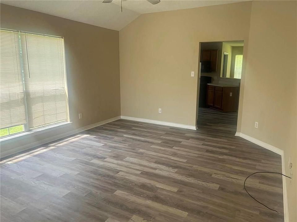 2nd image of 807 Hamilton Bridges Dr W