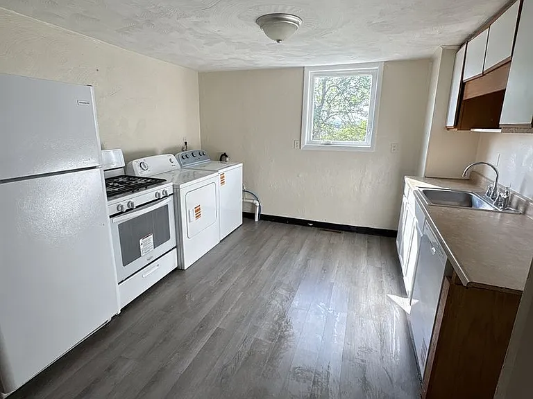 521 Locust Ave — Photo 1