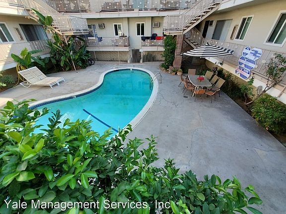 3rd image of 13838 Victory Blvd APT 8