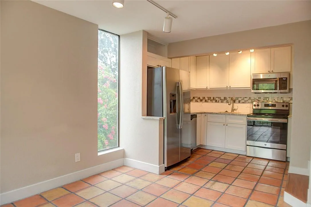 1 bed, 1.0 bath, 450 sqft, $1,095 — Photo 2