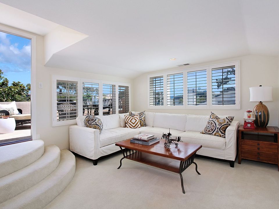 Third floor loft or office surrounded by walls of windown