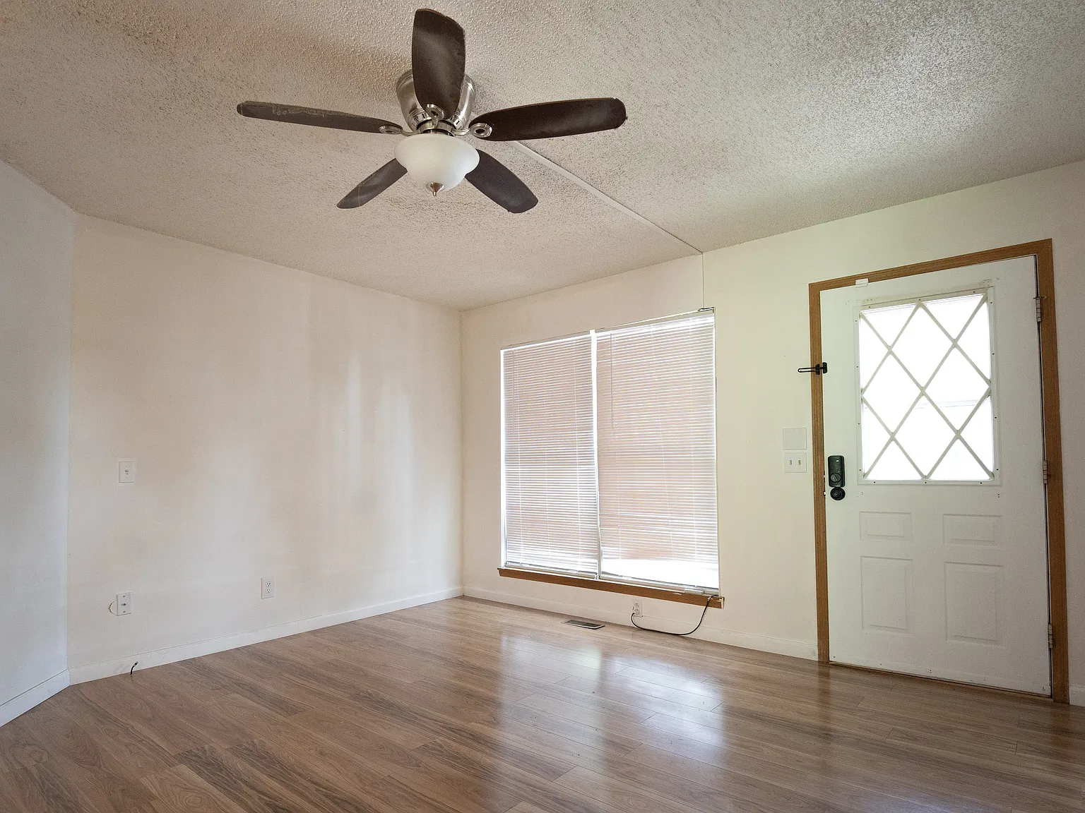 2 bed, 2.5 bath, 1131 sqft, $1,600 — Photo 2