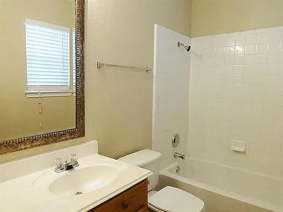 4th image of 303 Hickory Tree Dr