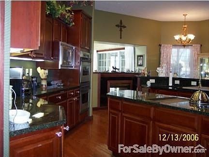 4th image of 1050 Shorewood Dr