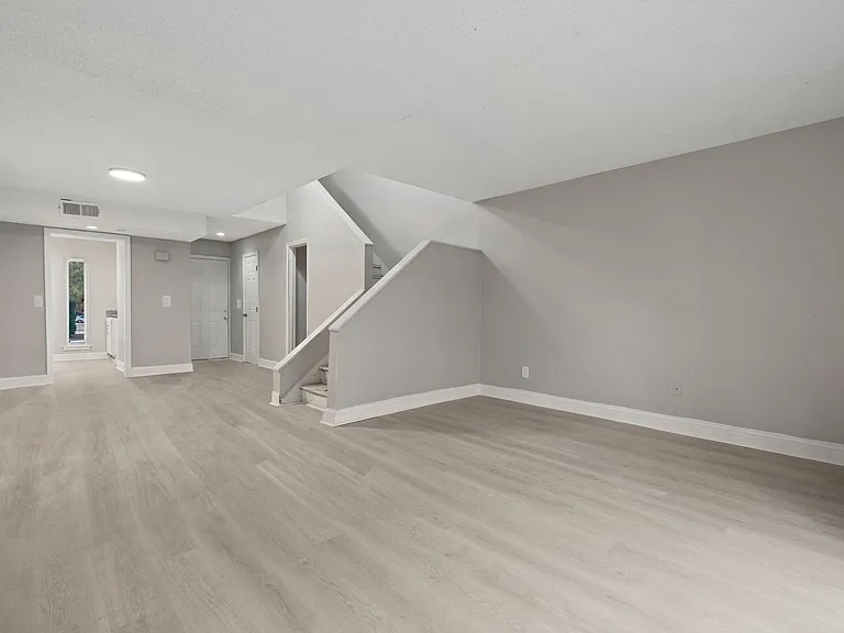 Colonial Pointe Apartments — Photo 36