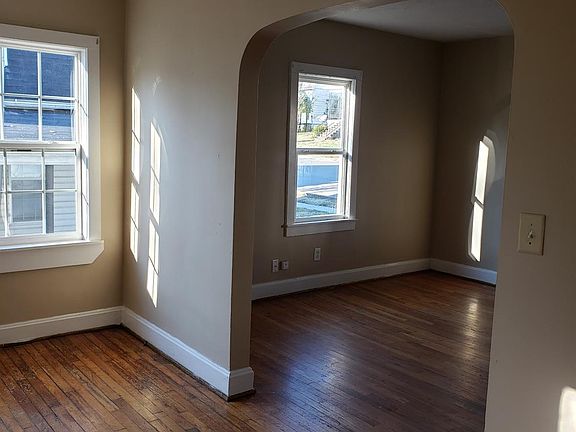 4th image of 120 & 120-1/2 E Walnut St