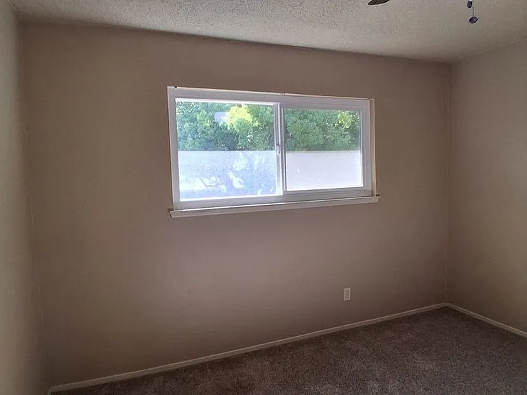 5780 N. 8th St. Duplex — Photo 8