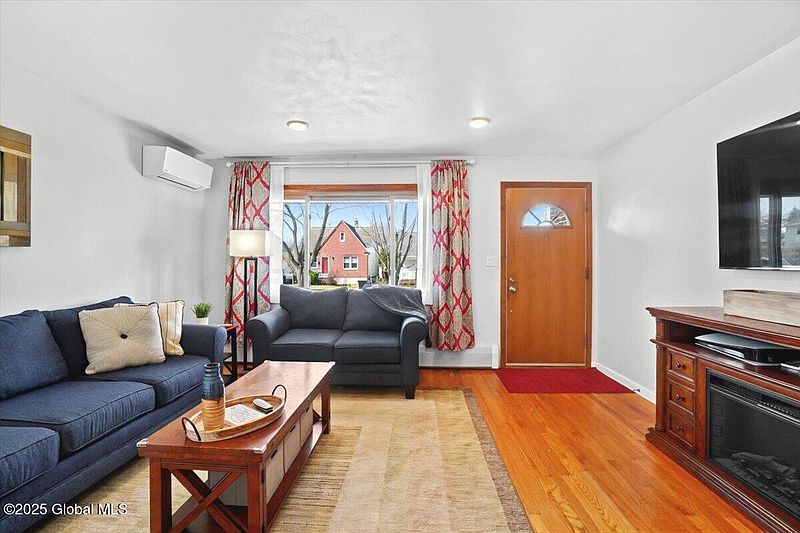 5th image of 13 Clayton Place