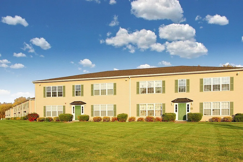 Clover Crossings Apartments — Photo 4