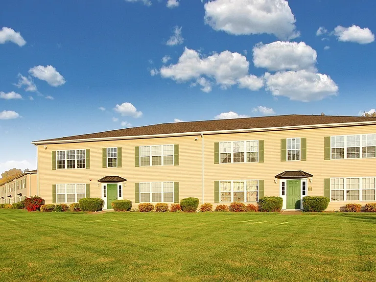Clover Crossings Apartments — Photo 4