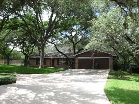 3rd image of 726 Estate Dr