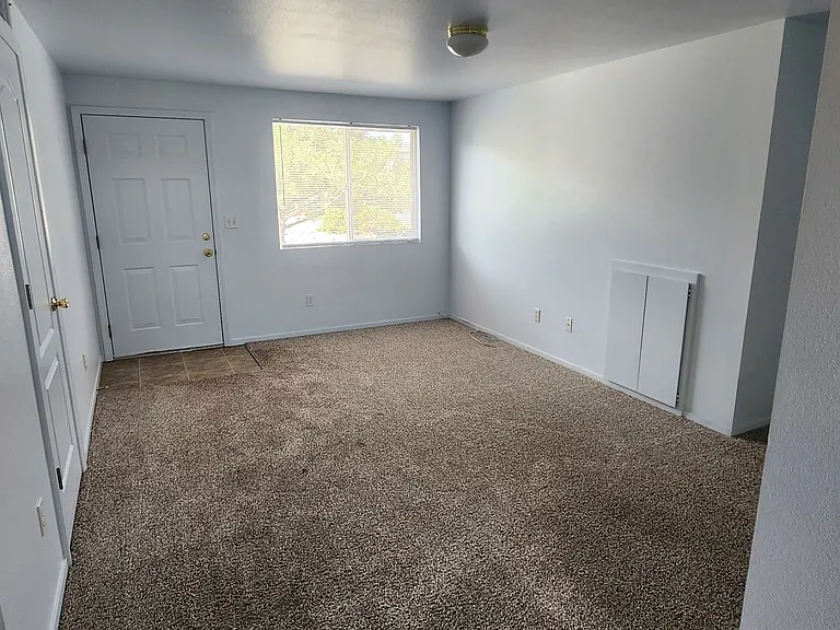 1264 Newlands Dr W — Photo 3